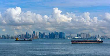 Singapur, Malezya - Eyl 18, 2017: Kargo devam ünlü ikonik sahil şeridi Singapur finans bölgesine ve iş binaları önünde gemiler.