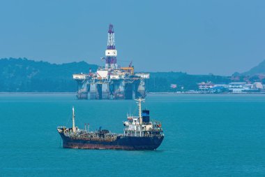 Pasir Gudang, Malezya - 13 Aralık 2017: Yarı dalgıç cep Offshore sondaj birimi okyanus Amerika geliştirme Pengerang derin deniz terminali önünde.