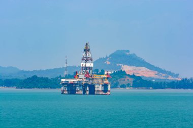Pasir Gudang, Malezya - 13 Aralık 2017: Yarı dalgıç cep Offshore sondaj birimi okyanus Amerika geliştirme Pengerang derin deniz terminali önünde.