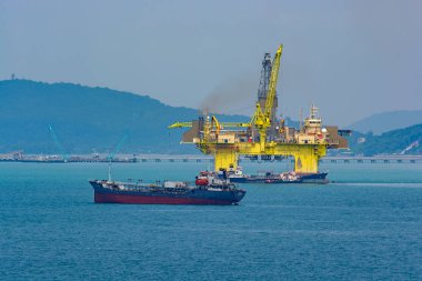 Pasir Gudang, Malezya - 13 Aralık 2017: Coslprospector bir yarı dalgıç sondaj sondaj platformu geliştirme Pengerang derin deniz terminali önünde platformudur.