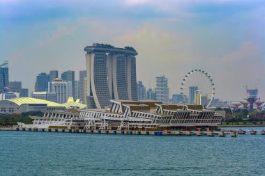 Singapore, Singapur - 13 Aralık 2017: Marina Bay Cruise merkezi uluslararası yolcu Marina Bay Sands Hotel ve diğerleri önünde terminal şehir gezi.