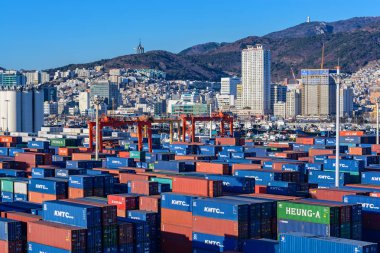 Busan, Güney Kore - 03 Ocak 2018: genel görünümü ve konteyner kargo terminali en işlek liman Busan, Kore'nın 10-işlek multistorey konut önünde Dünya.