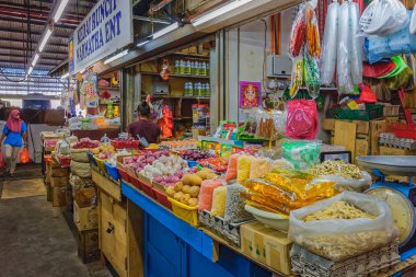 Kuala Lumpur, Malezya - 17 Ocak 2018: Kuala Lumpur, Malezya yerel gıda pazarında alışveriş Tanımlanamayan kişi