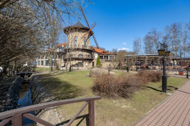 St. Petersburg, Rusya - 19 Nisan 2018: Restoran-brewhouse Bavyera tarzı ile aslına çok benzeyen, yel değirmeni ve eski Primorsky zafer Park, Krestovsky Adası oluşturmak.