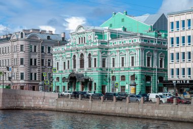 Saint-Petersburg, Rusya-28 Nisan 2018: Tovstonogov Bolşoy Drama Tiyatrosu Fontanka Nehri setin güneşli gün.