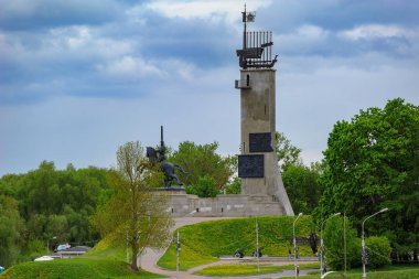 Velikiy Novgorod, Rusya Federasyonu - 19 Mayıs 2018: Zafer Nazi Almanya'sı Veliky Novgorod Catherine's Hill, Sovyet zaferi anısına anıt nehirden Volkhov görüntülendi.
