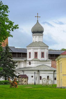 Velikiy Novgorod, Rusya Federasyonu - 19 Mayıs 2018: Veliky Novgorod Kremlin avluda şefaat Kilisesi.