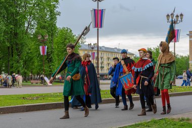 Velikiy Novgorod, Rusya Federasyonu - 19 Mayıs 2018: Ortaçağ giysili genç reenactors Hansa gün boyunca şehrin sokaklarında devriye.