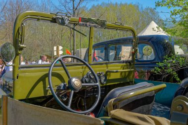 St. Petersburg, Rusya - 13 Mayıs 2018: İç Rus İkinci Dünya Savaşı dört tekerlekten çekiş ışık yardımcı programı kamyon Gaz-67 savaş İkinci Dünya Savaşı'nın yeniden inşası, kokpit.