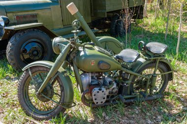 St. Petersburg, Rusya - 13 Mayıs 2018: İkinci Dünya Savaşı Sovyetler motosiklet Imz M72 ile Ruslar ve Almanlar arasında ikinci Dünya Savaşı savaş yeniden inşası, sidecar havanda 82 mm.