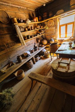 Veliky Novgorod, Rusya Federasyonu - 20 Mayıs 2018: Köylü mutfak eşyaları eski geleneksel kırsal ahşap ev ahşap mimari Vitoslavlitsy Müzesi'nde iç.