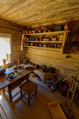 Veliky Novgorod, Rusya Federasyonu - 20 Mayıs 2018: Köylü mutfak eşyaları eski geleneksel kırsal ahşap ev ahşap mimari Vitoslavlitsy Müzesi'nde iç.