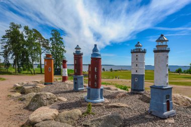 Kotka, Finlandiya - 10 Haziran 2018: Minyatür ölçekli modeller Katariina Seaside Park sahildeki Fin fenerler.