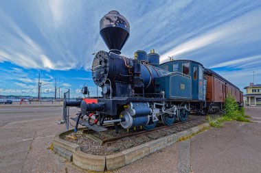 Kotka, Finlandiya - 10 Haziran 2018: Eski buharlı lokomotif serisi Vr1 L1 No 667 vagonlar denizcilik merkezi Vellamo önünde tavuk rumuz ile.