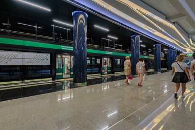 St.Petersburg, Rusya - 18 Haziran 2018: Novokrestovskaya metro istasyonu insanlar. İstasyonu FIFA Dünya Kupası Rus 2014-2018 hizmet için inşa edilmiştir.
