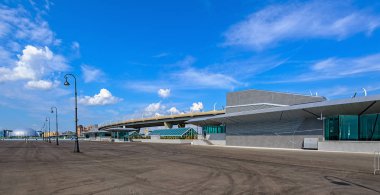 St.Petersburg, Rusya - 18 Haziran 2018: Modern bina çelik ve cam ve geometrik tasarım yeni açılan Novokrestovskaya İstasyonu Petersburg metrosu'nın Nevsko-Vasileostrovskaya hattı ile.