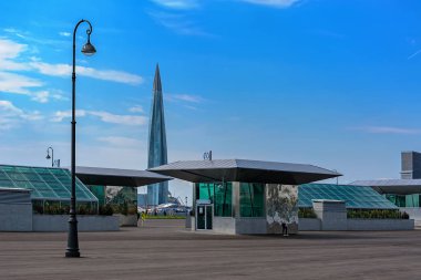 St.Petersburg, Rusya - 18 Haziran 2018: Modern bina çelik ve cam ve geometrik tasarım yeni açılan Novokrestovskaya İstasyonu Petersburg metrosu'nın Nevsko-Vasileostrovskaya hattı ile.