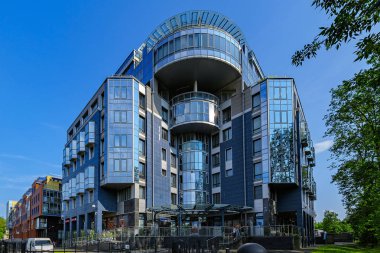 St. Petersburg, Rusya - 18 Haziran 2018: Bir modern toplu konut çelik ve cam ve Krestovsky adada geometrik tasarım ile.