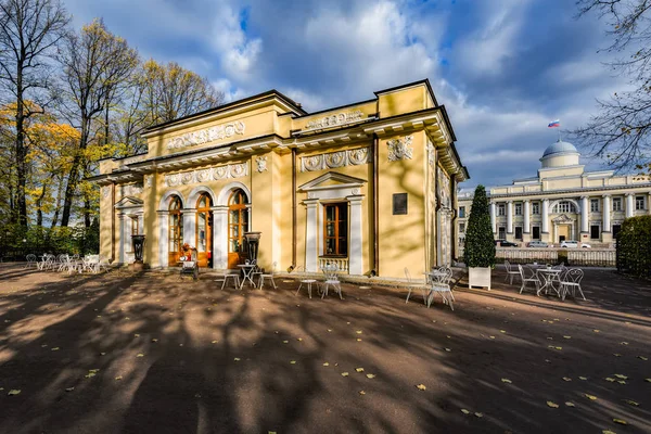 St.Petersburg, Rusya - 20 Ekim 2016: Sonbahar görünümünü (Letny Sad yaz bahçesinde kahve evi).