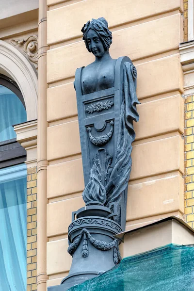 俄罗斯圣彼得堡 2017年6月19日 格里博耶多夫运河路堤新艺术风格风格建筑立面青铜女雕塑 — 图库照片