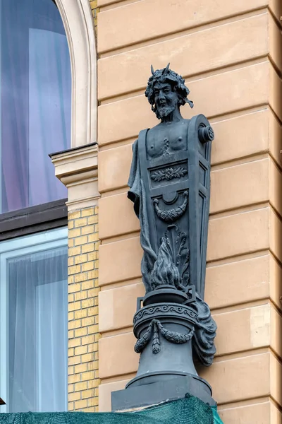 俄罗斯圣彼得堡 2017年6月19日 格里博耶多夫运河路堤新艺术风格风格建筑立面上的青铜雕塑 — 图库照片