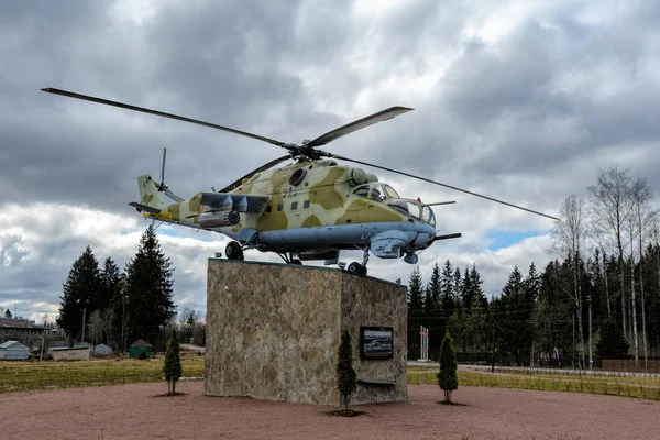 Région Leningrad Russie Avril 2018 Monument Hélicoptère Attaque Militaire Russe — Photo