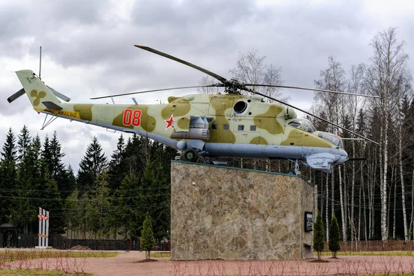 Région Leningrad Russie Avril 2018 Monument Hélicoptère Attaque Militaire Russe — Photo