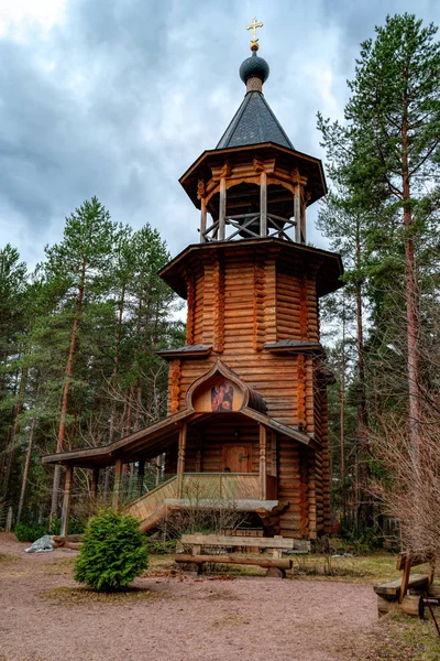 Región Leningrad Rusia Abril 2018 Campanario Contemporáneo Madera Frente Iglesia — Foto de Stock