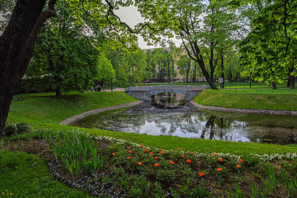 САИНТ-ПЕТЕРБУРГ, РОССИЯ - 17 мая 2018 года: В Михайловском саду в 2003 году был восстановлен чугунный мост Росси
.