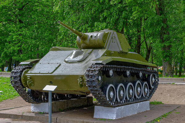 ВЕЛИКИЙ НОВГОРОД, РОССИЯ - 19 мая 2018 года: Советский легкий танк Т-70М, часть военного мемориала "Вечная слава советским воинам-освободителям" в Великом Новгороде, Россия
.