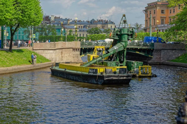 サンクトペテルブルク ロシア連邦 2018 多くのバケット浚渫船は 底も深く都市のモイカ川の清掃に取り組んでいます — ストック写真