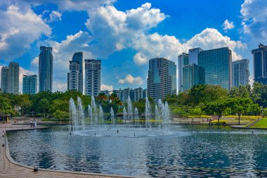 Kuala Lumpur, Malezya - 17 Ocak 2018: Kamu parki Petronas kuleleri yakın şehir merkezinde