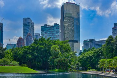 Kuala Lumpur, Malezya - 17 Ocak 2018: Kamu parki Petronas kuleleri yakın şehir merkezinde