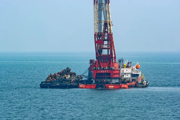 シンガポール海峡 マレーシア 2017 グラブ Dredegr 船のスクラップやゴミから海の底を掃除 — ストック写真