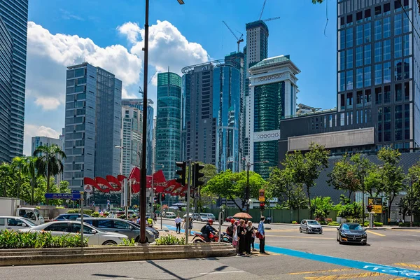 吉隆坡 马来西亚 2018年1月17日 城市中心的街道之一附近的双子塔双塔摩天大楼 — 图库照片