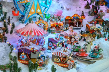 Helsinki, Finlandiya - 14 Aralık 2018: yeni yıl ve Noel Storefronts ve pencere kış küçük evler ve birçok kuklalar, her biri farklı bir eylem yapma hikayesi büyüleyici görüntüler,.