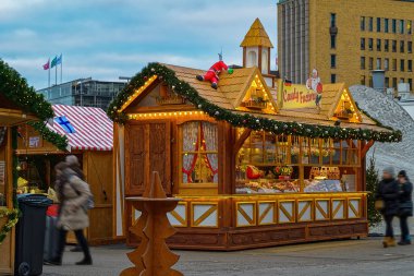 Helsinki, Finlandiya - 14 Aralık 2018: Satış Noel Fuarı üzerinde geleneksel Noel tatlılar. Şeker ile ev.