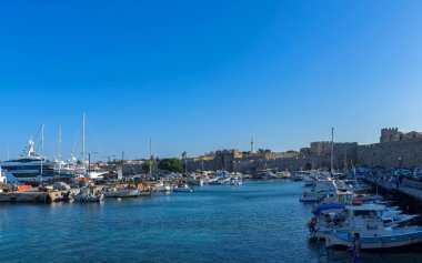 Rhodes, Yunanistan - 25 Ağustos 2018: Görünüm Yunan Ege Denizi adası Limanın bağlantı noktası, klasik gemi yat, kale ve turistler Ege Körfezi.