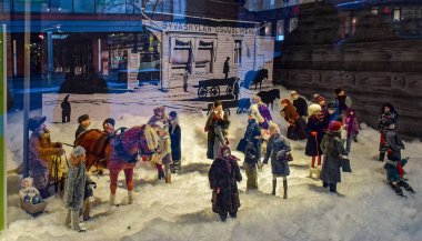 Jyvaskyla, Finlandiya - 04 Jan 2016: yeni yıl ve Noel Storefronts ve pencere kış küçük evler ve birçok kuklalar, her biri farklı bir eylem yapma hikayesi büyüleyici görüntüler,.