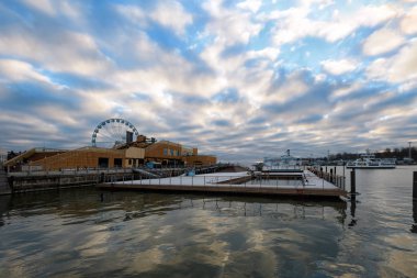 Helsinki, Finlandiya - 14 Aralık 2018: Açık havada röpotajlar Seapool Güney Harbour Helsinki kış sabahı.