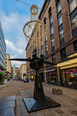 Helsinki, Finlandiya - 14 Aralık 2018: Fazer'ın horoz (Fazerin kukko) - Fin pudra Karl Fazer, kurucusu ünlü şekerlemeler Fazer Kluuvikatu Caddesi üzerinde modern heykel anıt.