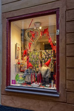 Stockholm, İsveç - 15 Aralık 2018: Şenlikli Mağazası iyi bilinen dükkanı Tomtar ve eski şehir (Gamla Stan Troll (cüceler ve Devler)).