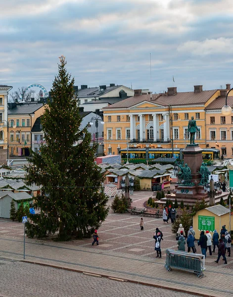 Helsinki Finland Dec 2018 Mensen Lopen Xmas Kerstmarkt Met Kerstboom — Stockfoto