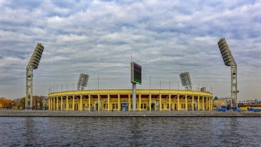 Rusya'nın St.Petersburg - 17 Ekim 2018: Petrovskiy Stadyumu Malaya (küçük) Neva nehir kıyısında üzerinde görünümünü.