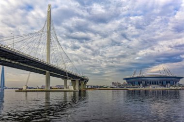 St.Petersburg, Rusya - 17 Ekim 2018: Stadyumu 'Saint Petersburg Arena' Krestovsky Adası ve Askılı köprü Batı yüksek hızlı çapı arasında St Petersburg Peter'ın fairway sonbahar.