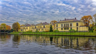 St.Petersburg, Rusya - 17 Ekim 2018: Yazlık yerleşim banka Srednyaya Nehri (orta) Nevka sonbahar Krestovsky Adası.