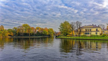 St.Petersburg, Rusya - 17 Ekim 2018: Yazlık yerleşim banka Srednyaya Nehri (orta) Nevka sonbahar Krestovsky Adası.