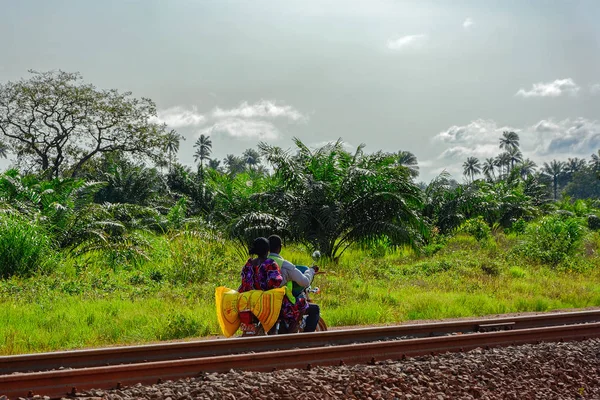 Kamsar Guinea 2018 Gente Local Identificada Monta Una Motocicleta Suelos — Foto de Stock