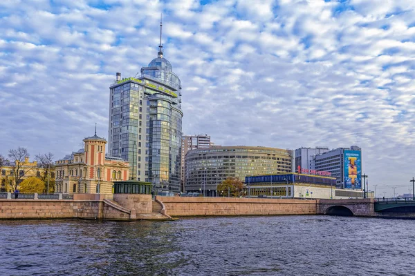 St.Petersburg, Rusya - 17 Ekim 2018: İş Merkezi Petrovsky Fort ve banka Saint Petersburg Pirogovskaya setin Bolshaya Nevka Nehri üzerinde.