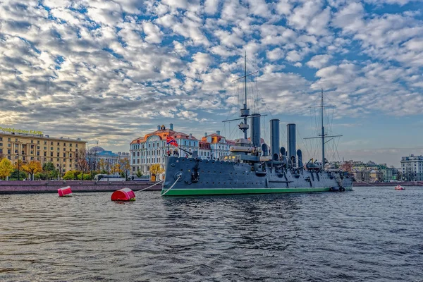 Saint-Petersburg, Rusya-17 Ekim 2018: Tarihsel kruvazör Aurora 1917th Rus Devrimi yer aldı. Neva Nehri üzerinde palamarla. Kurtarılan ve şimdi bir müze olarak oyunculuk.
